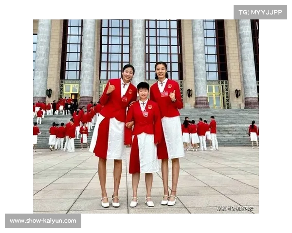 京津冀赛区颁奖台突发故障 小选手机智蹲马步合影萌翻全场